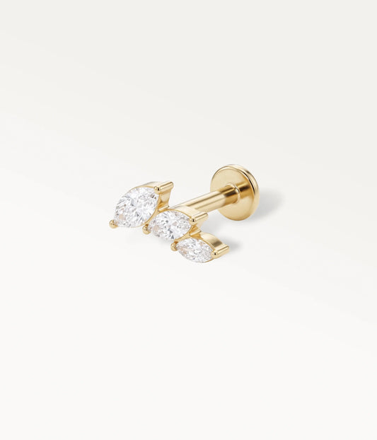 Piercing Artémis doré avec trois cristaux marquise, bijou de cartilage en perspective