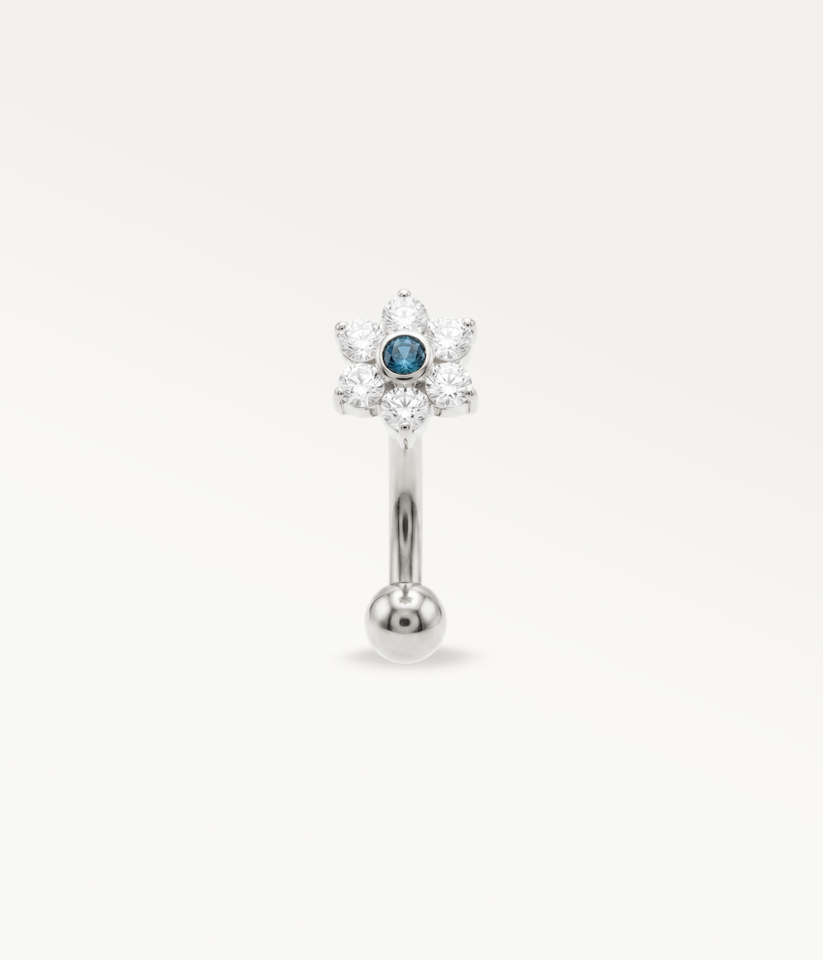 Jolane Bleu, gebogener Barbell, silberfarben, Frontalansicht der Blume mit blauem Zentrum und der unteren Kugel.