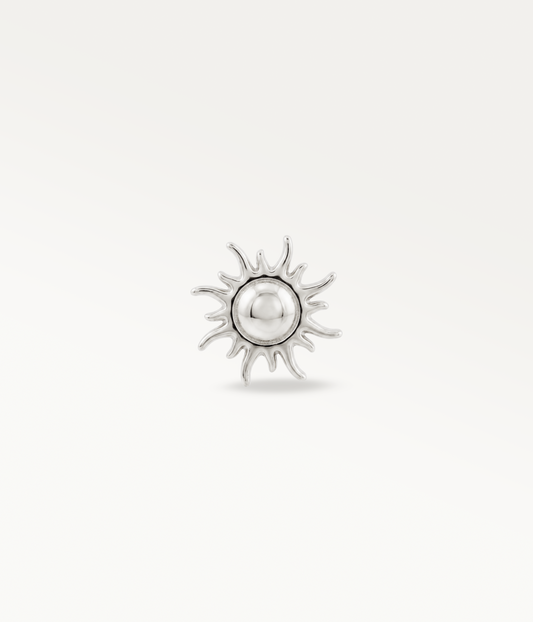 Silberfarbener Helios in Sonnenform mit runder Mitte und gewellten Strahlen, Frontalansicht.