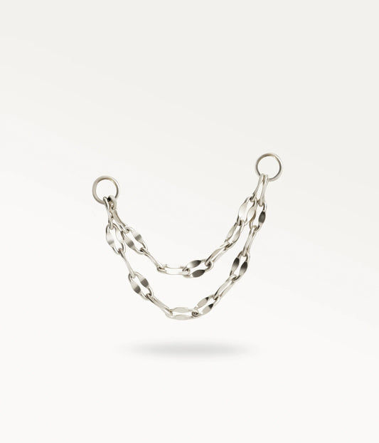 Double chaĂźne de piercing argentĂ©e Ă maillons plats avec deux anneaux dâattache.