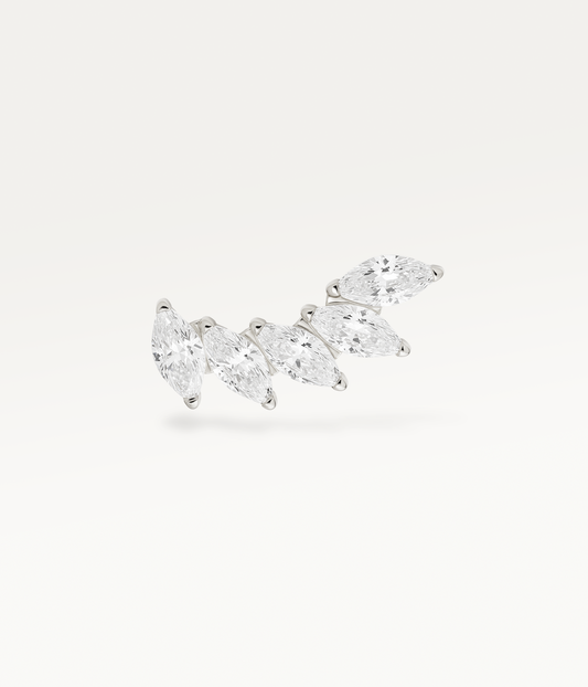 Frontale Nahaufnahme des silberfarbenen Envolée Lobe-Piercings, die die Kristalle hervorhebt.