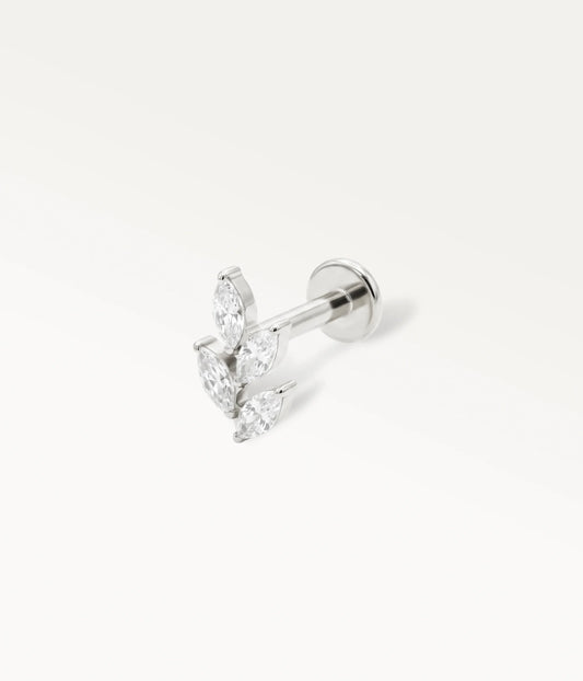 Silberfarbenes Blatt-Piercing mit marquiseförmigen Kristallen, Knorpelschmuck aus Titan in Perspektive
