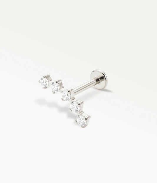 silberfarbenes Sillage Knorpelpiercing für die Helix, verziert mit 5 glänzenden Zirkonia, elegante Perspektivansicht