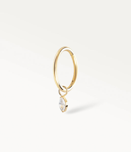 Anneau Néréide doré lisse avec une petite pierre marquise suspendue, vue de trois quarts.