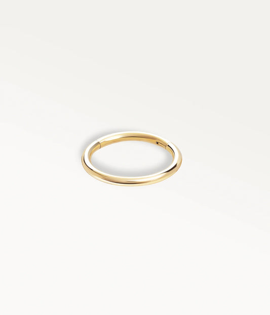 Anneau Sofie doré, fin et lisse, vue de dessus.