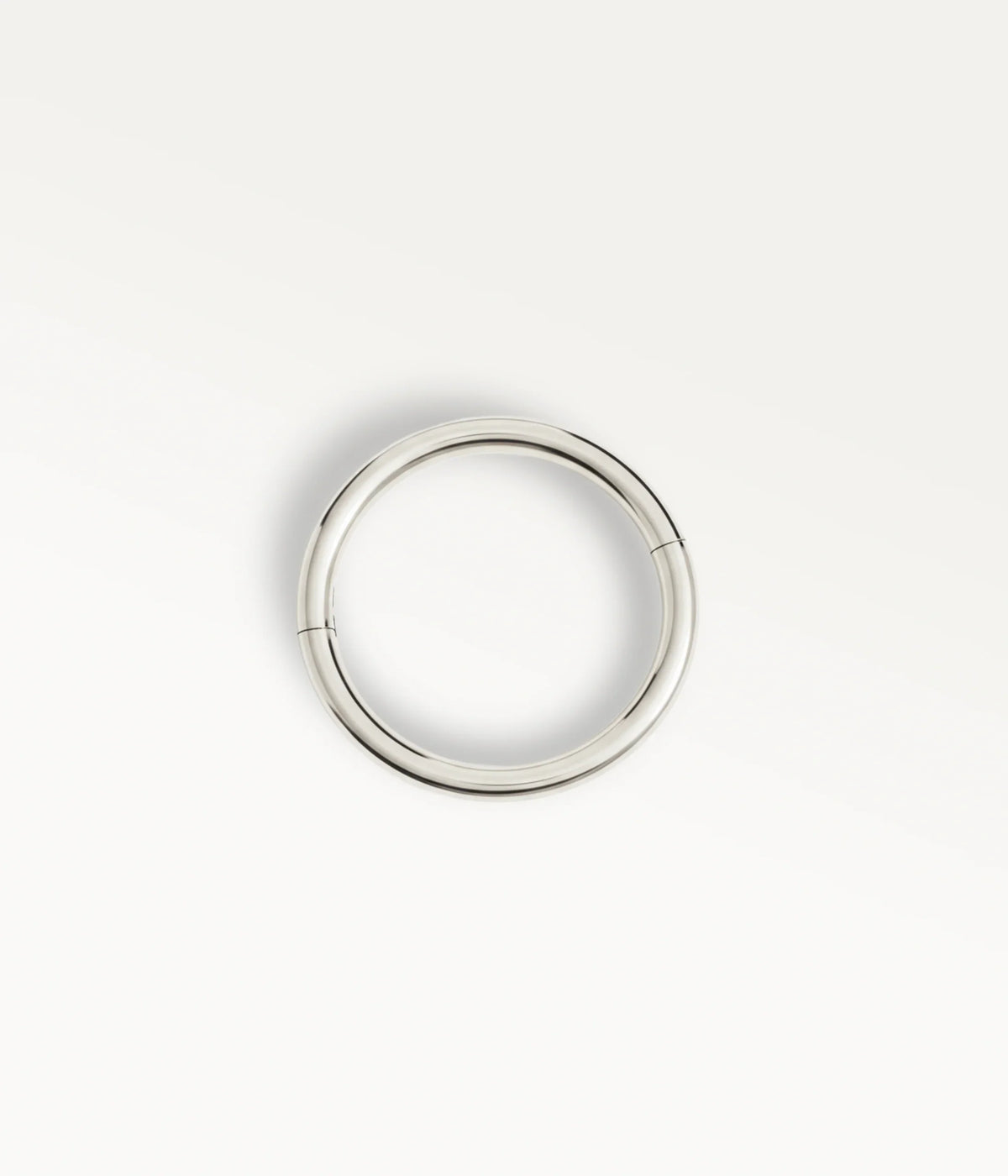 Geschlossener silberfarbener Ring Sofie, Frontalansicht mit sichtbarem Scharnier.
