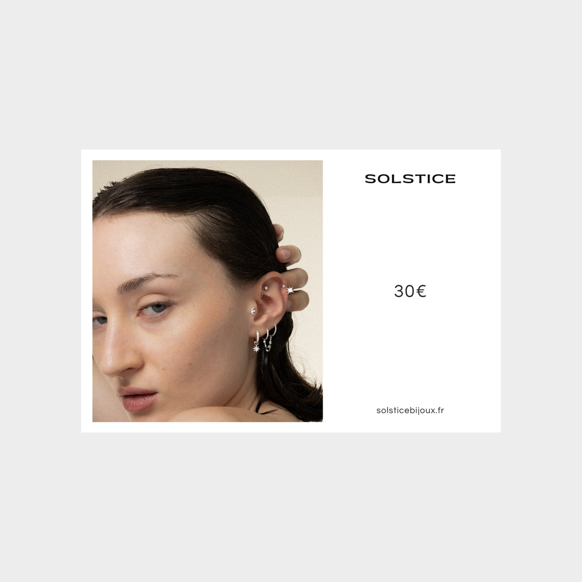 Carte cadeau Solstice de 30 euros avec portrait et bijoux d’oreille.