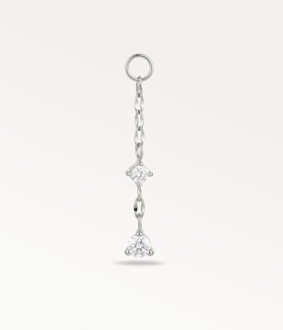 Chaîne Stella argentée avec une pierre intermédiaire et un pendentif serti à son extrémité.