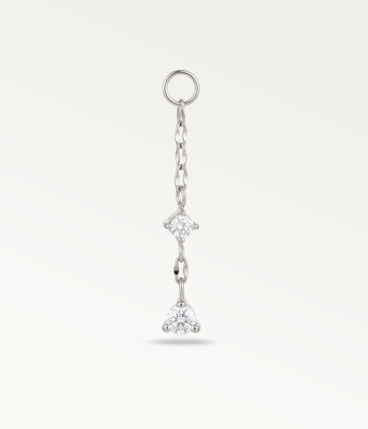 Chaîne Stella argentée avec une pierre intermédiaire et un pendentif serti à son extrémité.