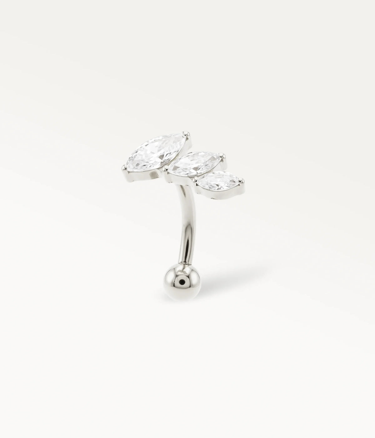 Piercing Nyméa argenté en titane poli, bijou d'oreille avec zircons marquise en vue perspective