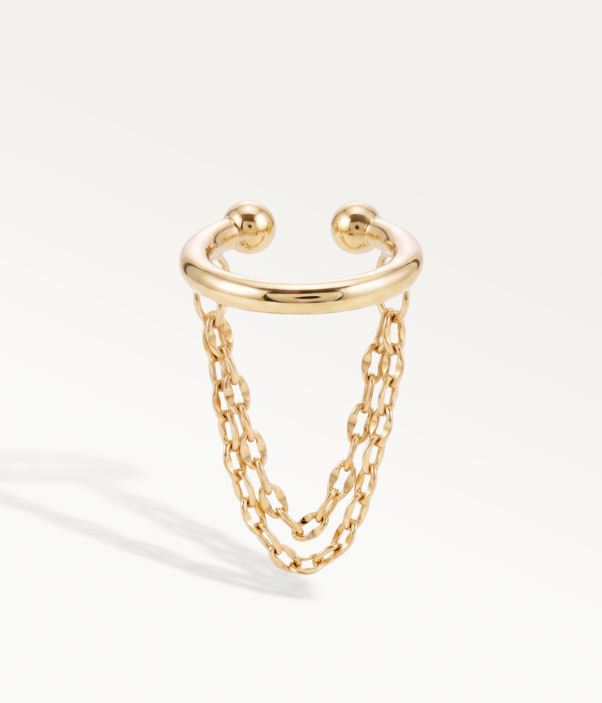 Ear cuff Venus doré avec deux chaînes suspendues, vue de face.