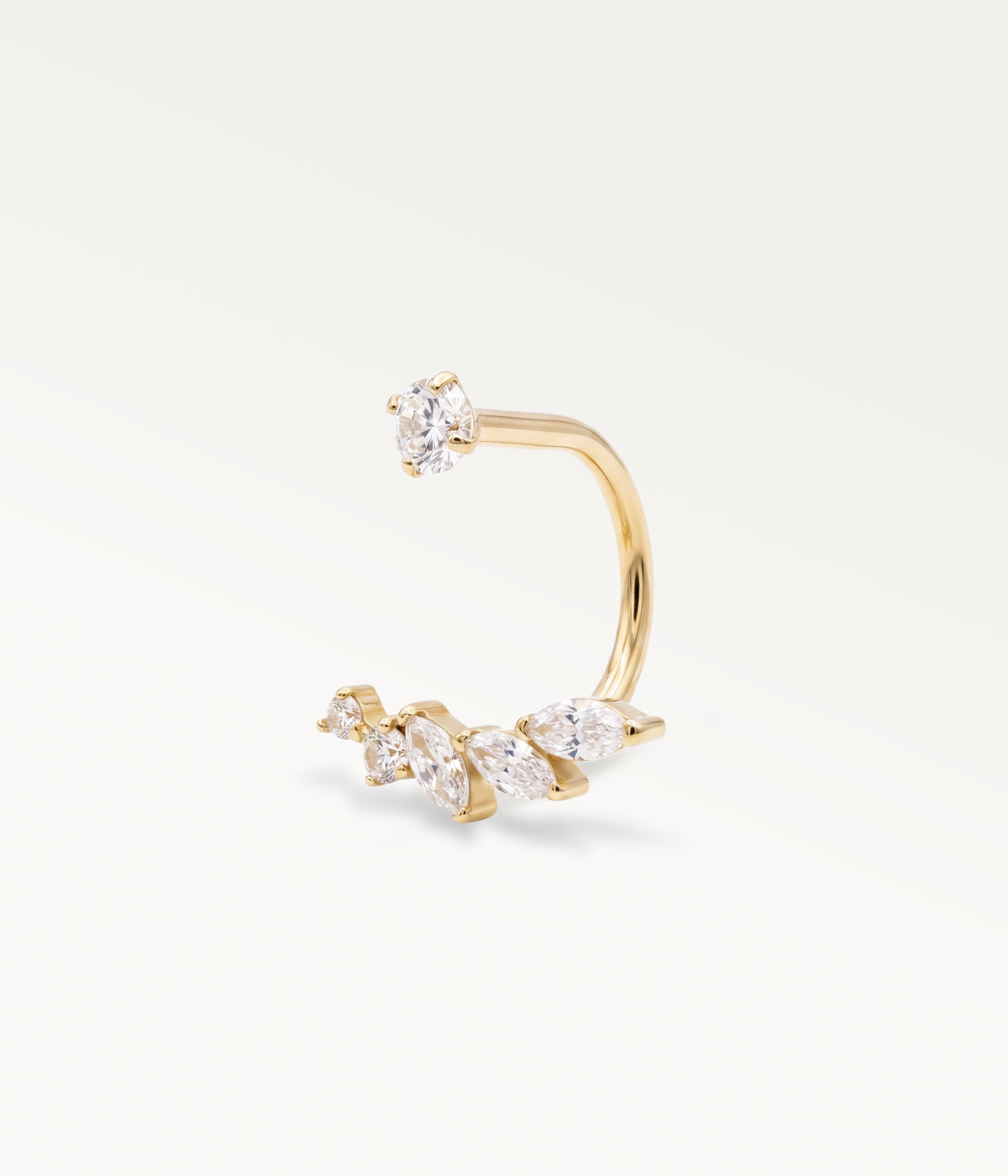 Orée color oro, anello aperto tra una pietra solitaria e un gruppo di pietre.