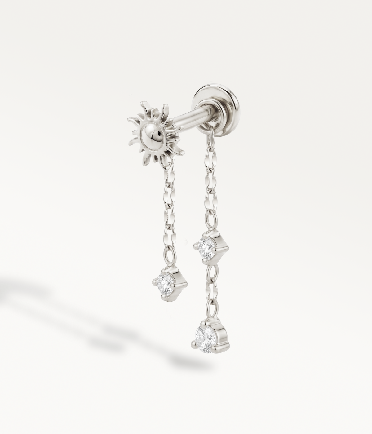 Helios color argento accompagnato dalle catene Astrid e Stella con pietre pendenti.