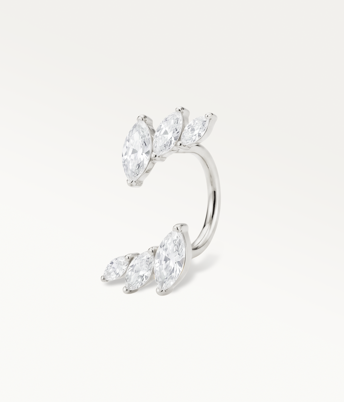 Silberfarbener Aile de Selene-Ohrring mit zwei mit Marquise-Steinen verzierten Enden, Frontansicht.