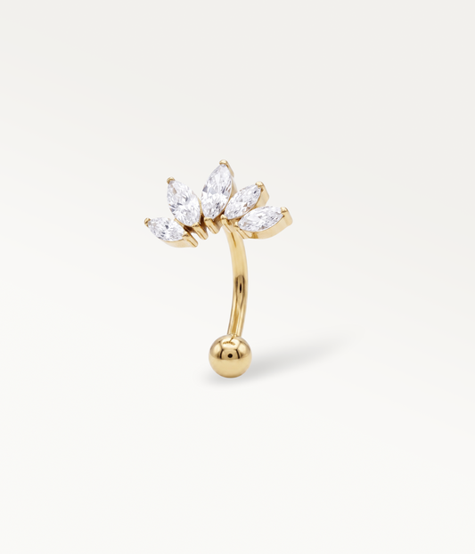 Diadème doré, piercing courbe couronné de pierres marquise, vue de trois quarts.