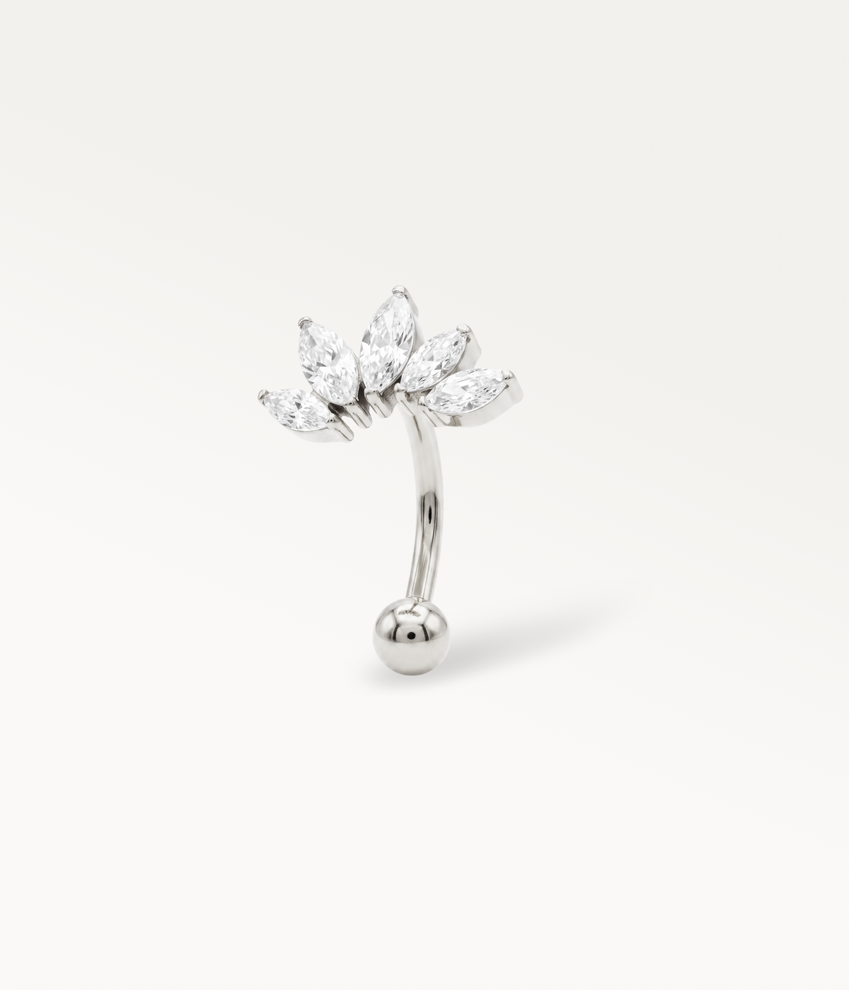 Diadème argenté, piercing courbe couronné de pierres marquise, vue de trois quarts.