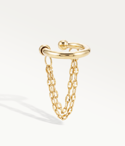 Ear cuff Venus doré, anneau ouvert avec deux chaînes suspendues, vue de trois quarts.