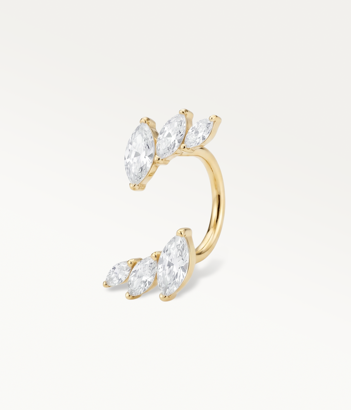 Goldfarbener Aile de Selene-Ohrring mit zwei mit Marquise-Steinen verzierten Enden, Frontansicht.