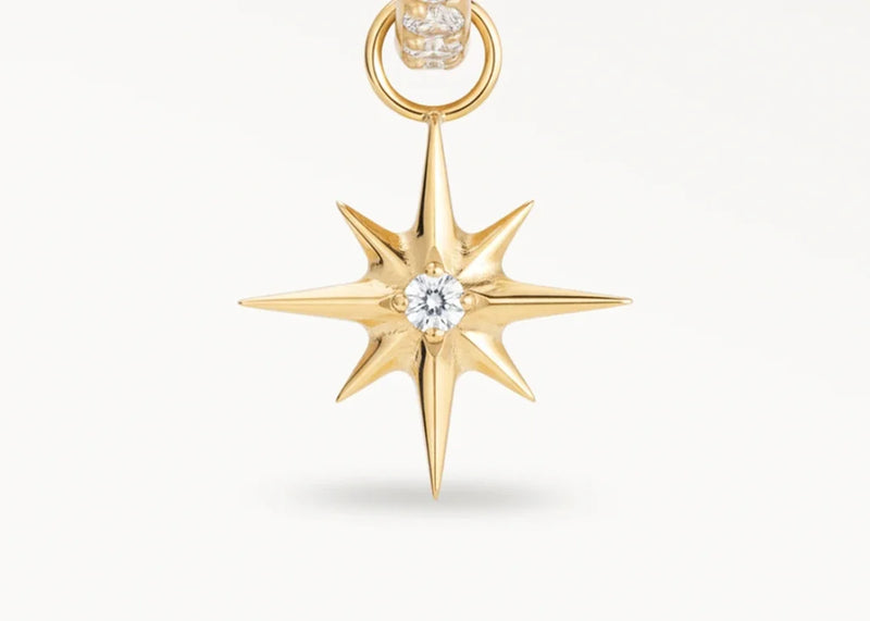 Anneau de piercing doré avec pendentif étoile et zircon central, vue en gros plan