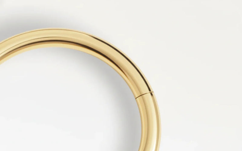 Feiner goldfarbener Septumring, Nahaufnahme der glatten Oberfläche