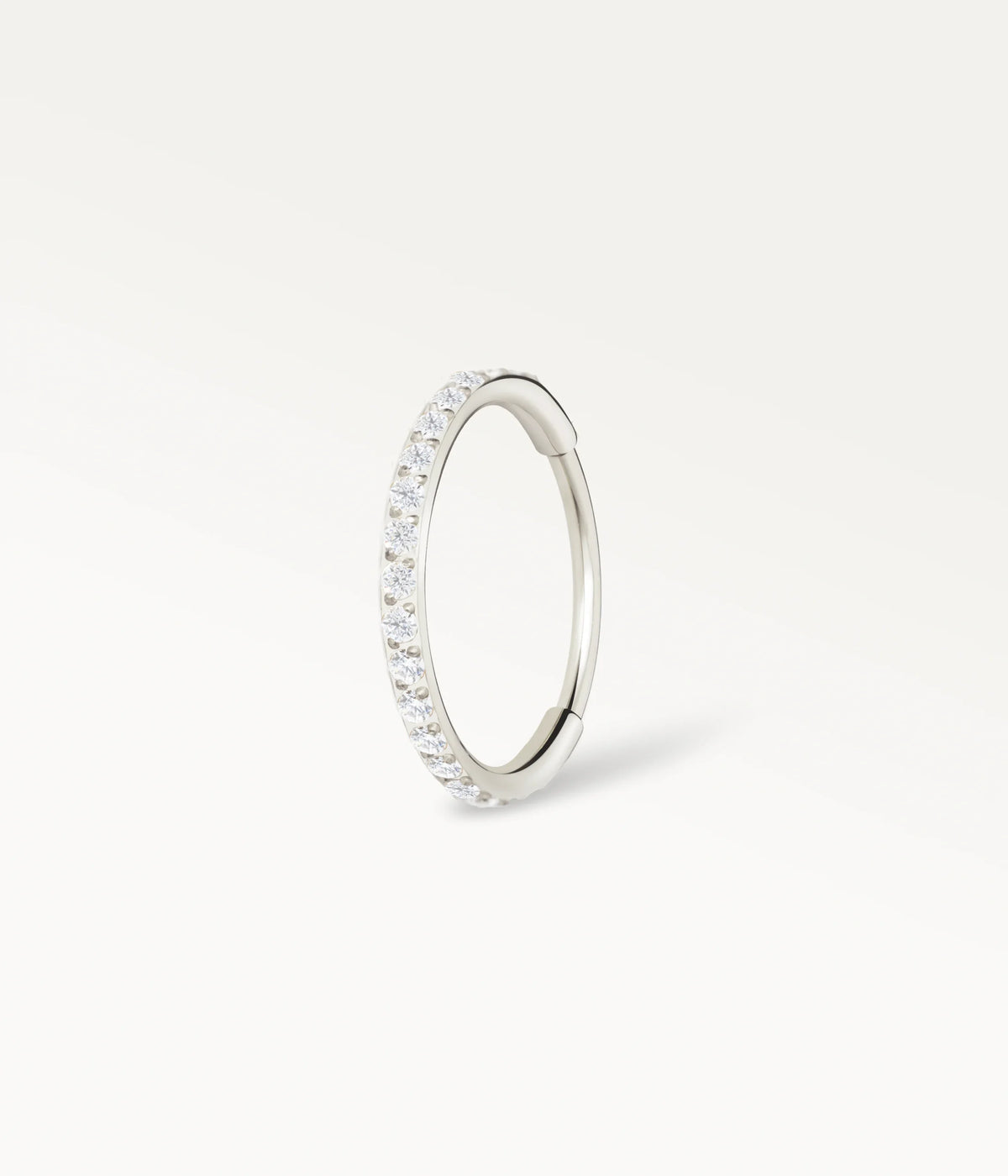 Aro plateado para el lóbulo engastado con strass brillantes, estilo elegante