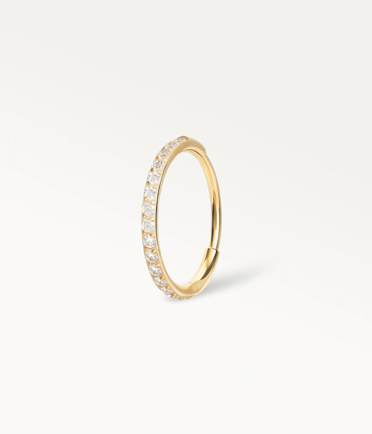 Aro dorado con strass para lóbulo, joya fina y luminosa
