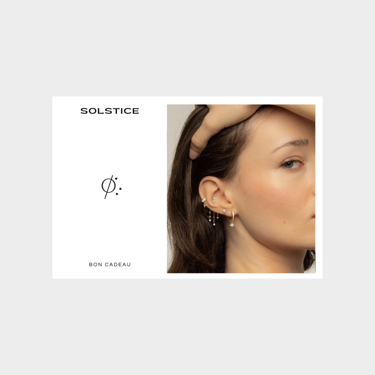 Bon cadeau Solstice avec portrait d’une femme portant une composition de bijoux d’oreille.