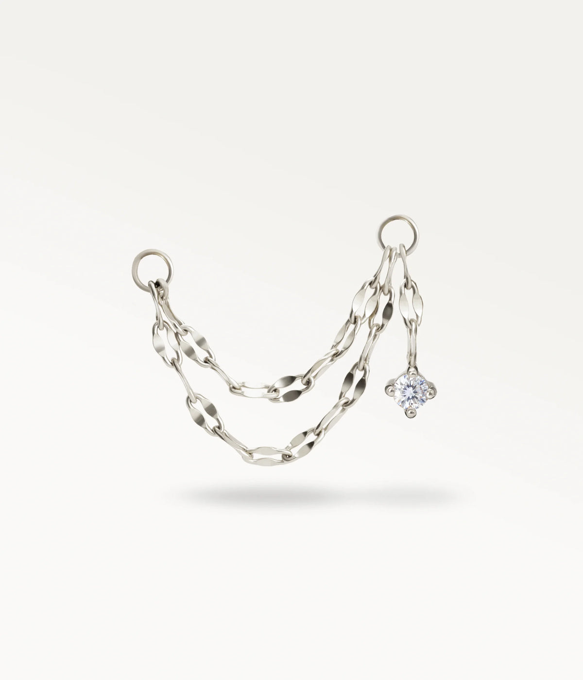 Nuée argentée, double chaîne à maillons plats avec une petite pierre pendante à une extrémité.