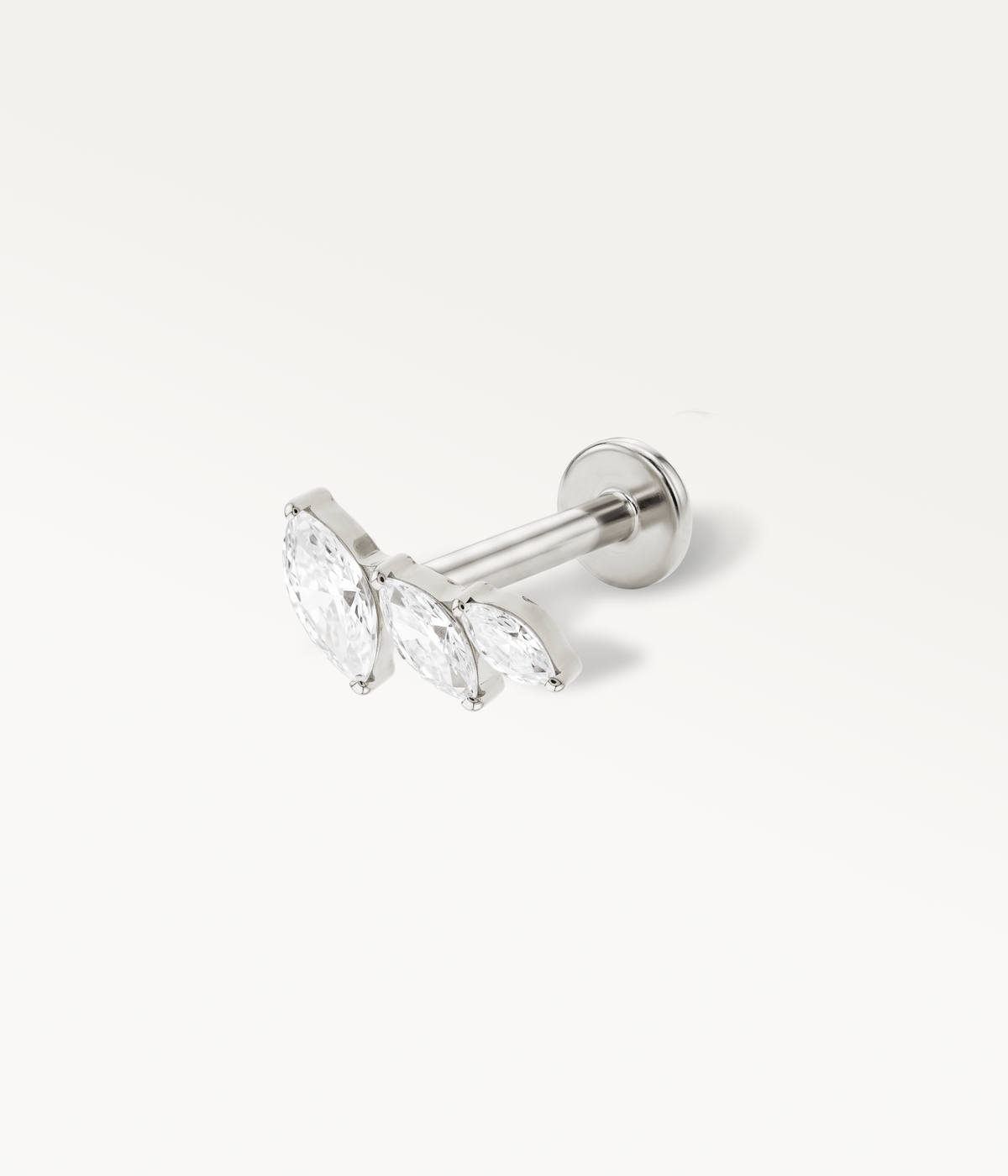 Pendiente de botón Artemis plateado con piedras talla marquesa, detalle de la barra y de la base plana.