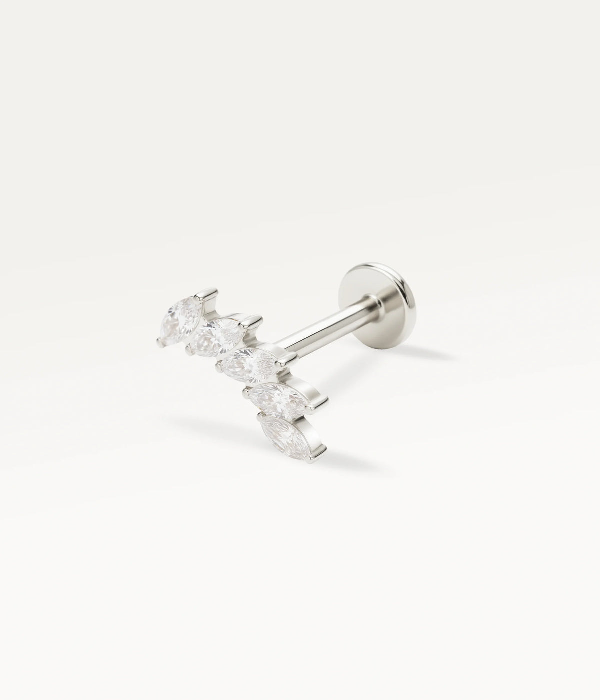 Piercing a fiore a cinque petali color argento ornato da zirconi scintillanti, design elegante