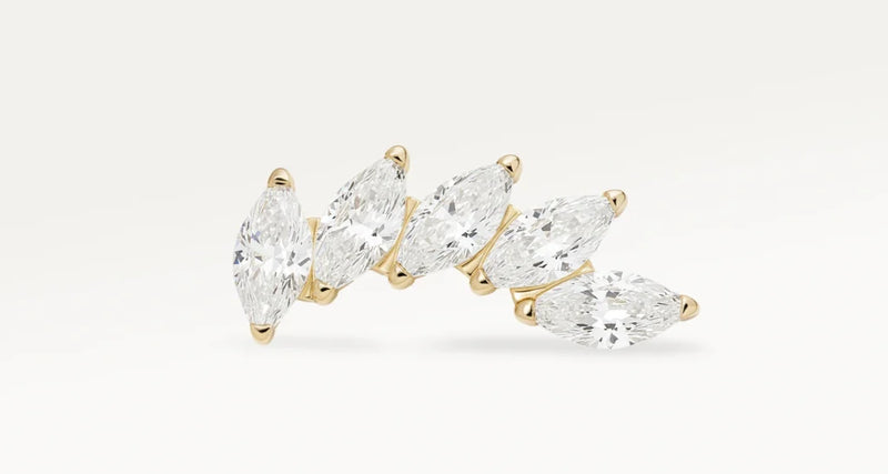 Piercing fleur à cinq pétales Evergold avec zircons brillants, vue en gros plan
