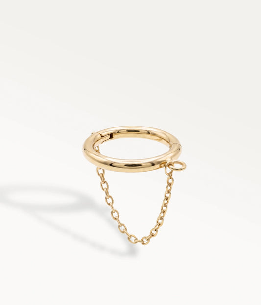 Piercing anneau doré avec fine chaîne pendante, bijou d'oreille minimaliste et moderne