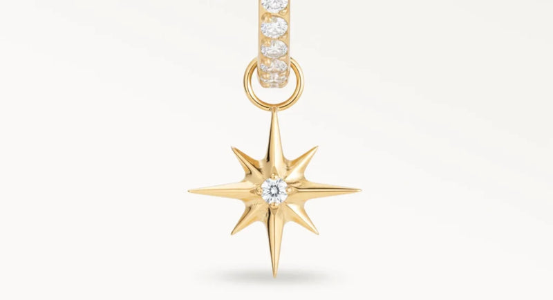 Piercing anneau doré avec pendentif étoile et zircon central, vue en gros plan détaillée