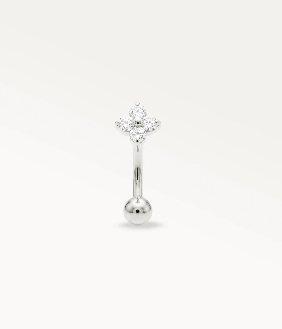 Piercing con barretta curva a fiore color argento in vista frontale, motivo floreale scintillante per un look moderno