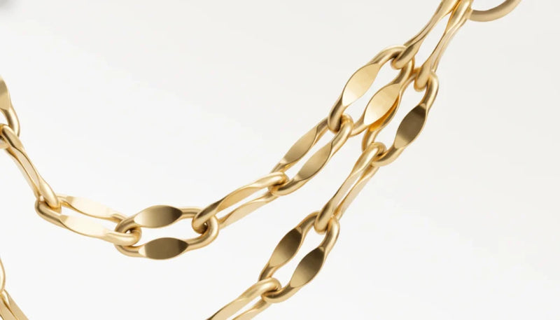Piercing chaîne en titane doré, bijou hypoallergénique et raffiné