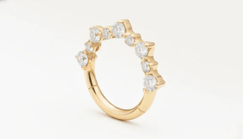 Piercing daith doré serti de zircons étincelants, vue en gros plan détaillée