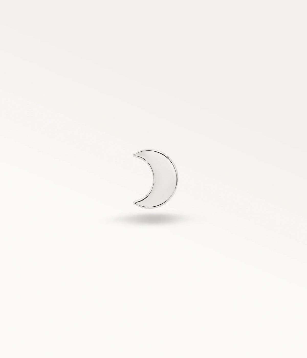 silberfarbenes Halbmond-Piercing von vorn, minimalistischer Ohrschmuck aus poliertem Titan