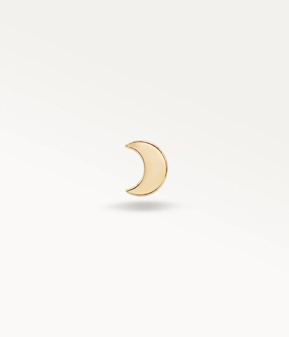 goldfarbenes Halbmond-Piercing von vorn, elegantes Ohraccessoire mit klarem Design