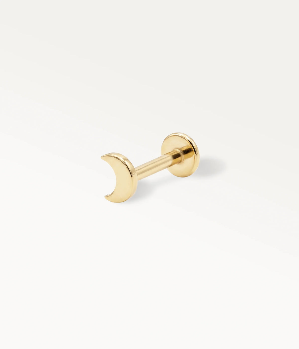 goldfarbenes Halbmond-Piercing, zartes Schmuckstück in Seitenansicht