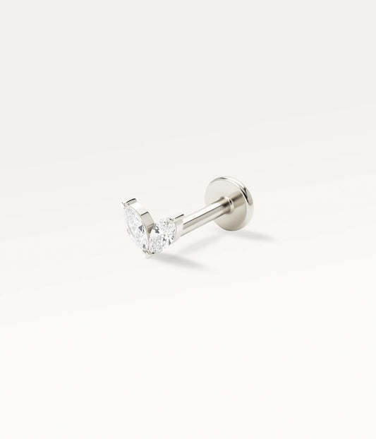 Silberfarbenes Piercing mit Motiv aus zwei glänzenden Blütenblättern, zartes und raffiniertes Design