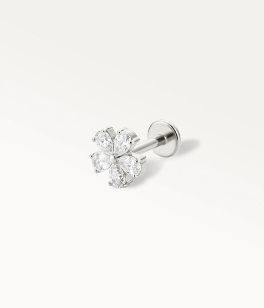 silberfarbenes Kamelienblüten-Piercing mit Kristallen im Marquise-Schliff, Knorpelschmuck in perspektivischer Ansicht