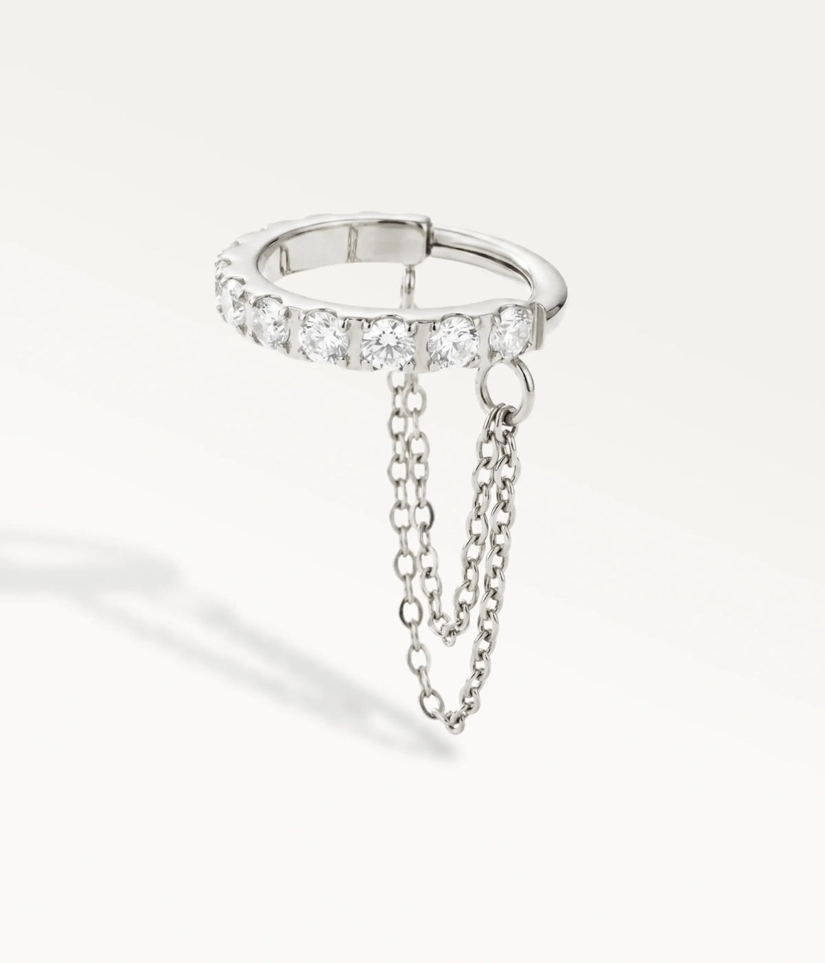 Piercing de helix con aro plateado, strass y doble cadena fluida, vista de perfil