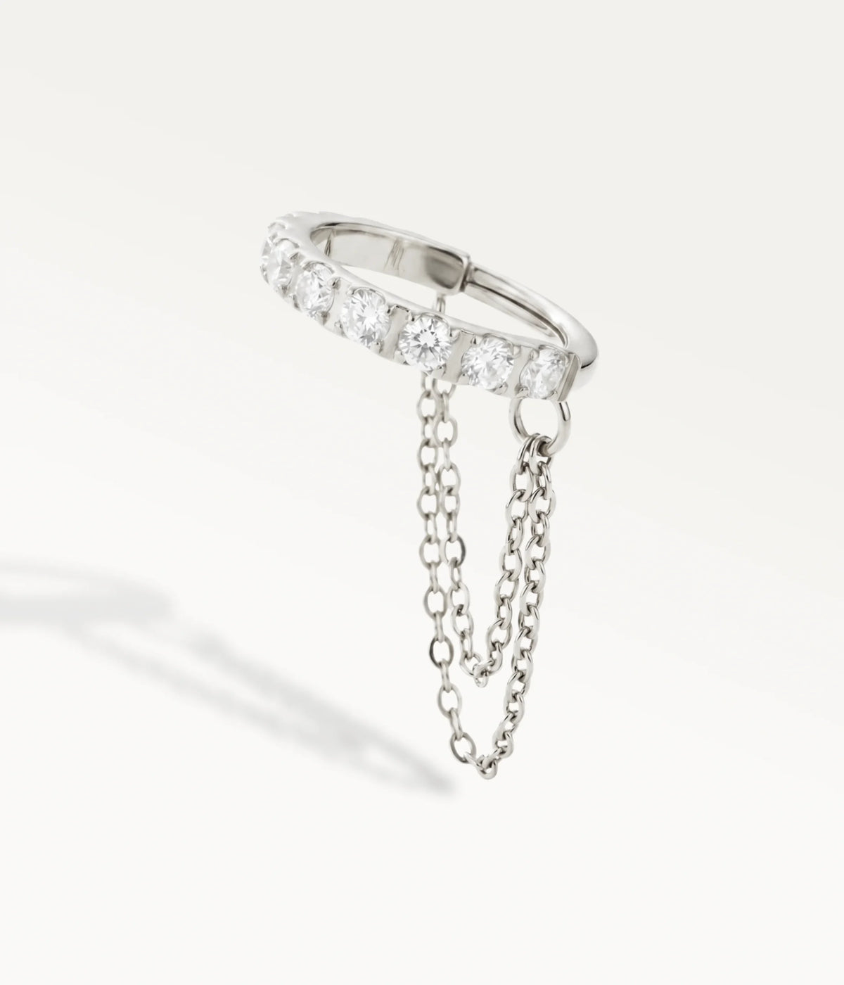 Piercing de helix con aro plateado y circonitas brillantes, con doble cadena, packshot de producto