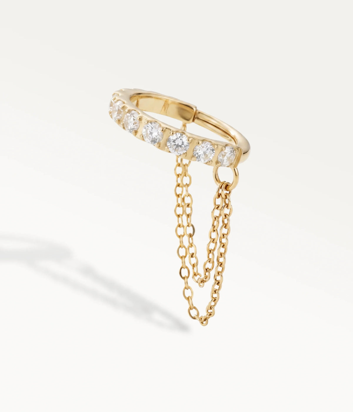 Piercing de helix con aro dorado adornado con circonitas y doble cadena colgante, joya elegante