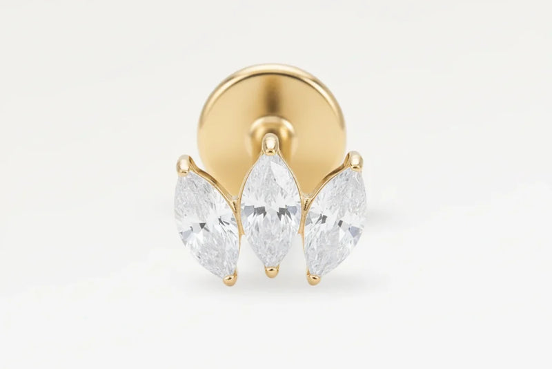 Närbild av en guldfärgad Evergold-marquise-piercing med två kristaller