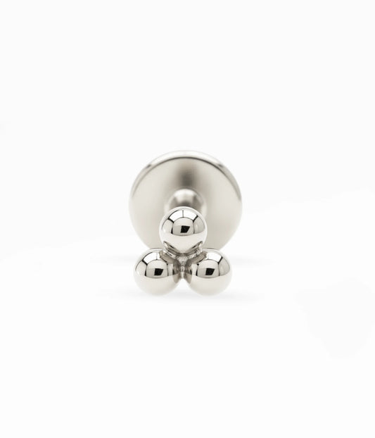 Silver-tone Annouk, close-up of the three beads arranged in a triangle and the flat back.