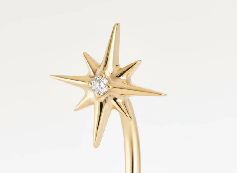 Piercing rook en titane doré avec étoile sertie d’un zircon, vue en gros plan détaillée
