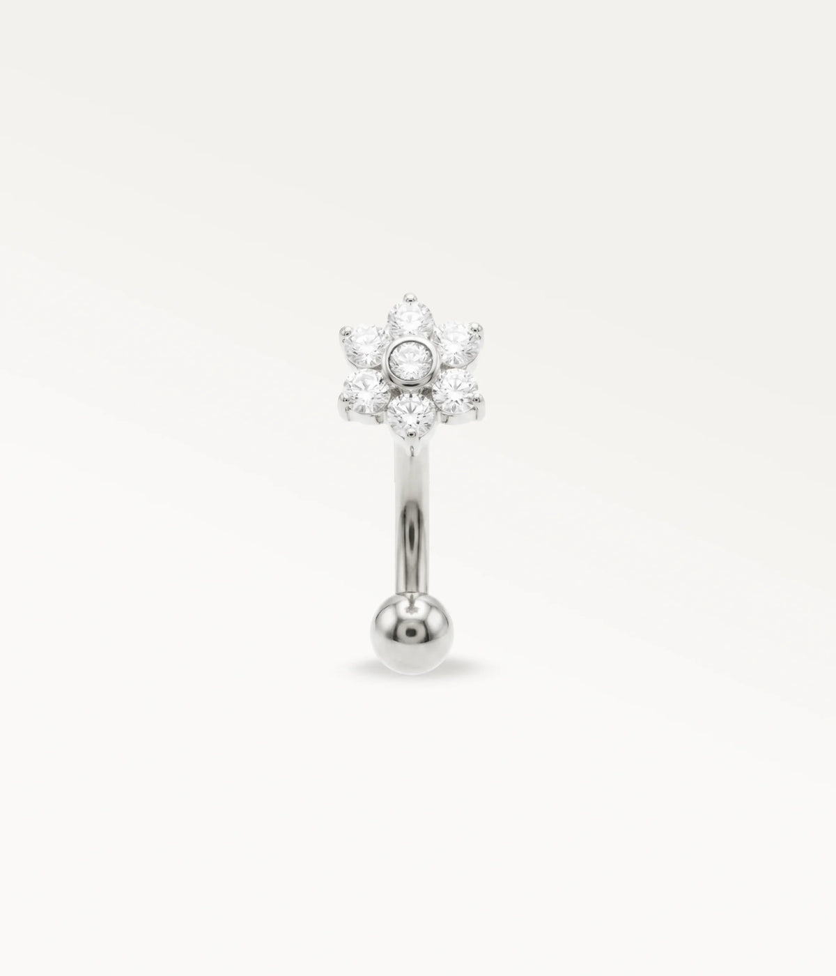 Silverfärgat piercingsmycke för rook med blomma och infattade stenar av kubisk zirkonia, elegant öronsmycke sett framifrån