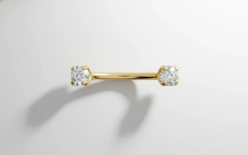 Piercing banane doré avec deux strass étincelants, bijou courbé élégant et lumineux