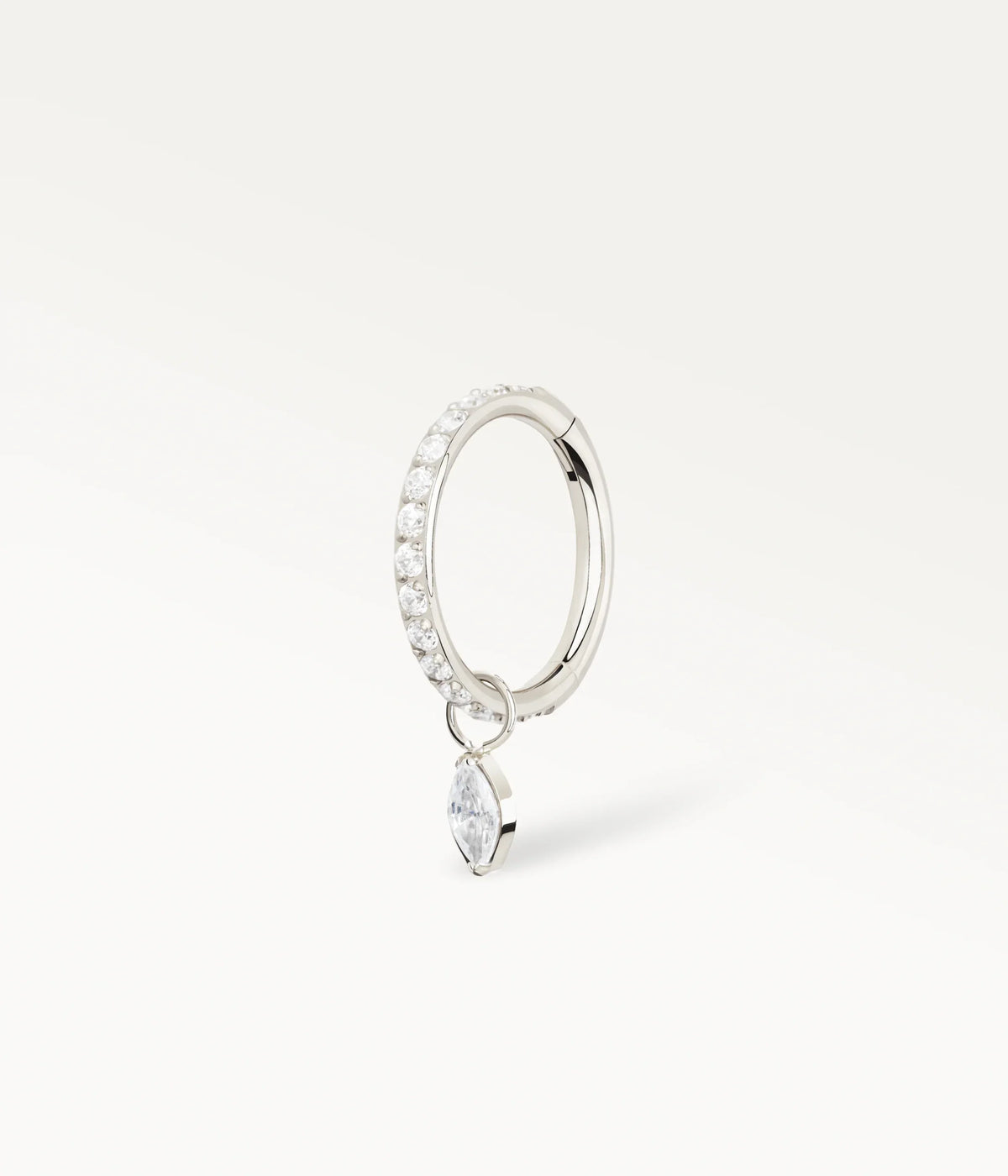 Silberfarbener Ring Rosée mit Steinen und Marquise-Anhänger, Dreiviertelansicht.
